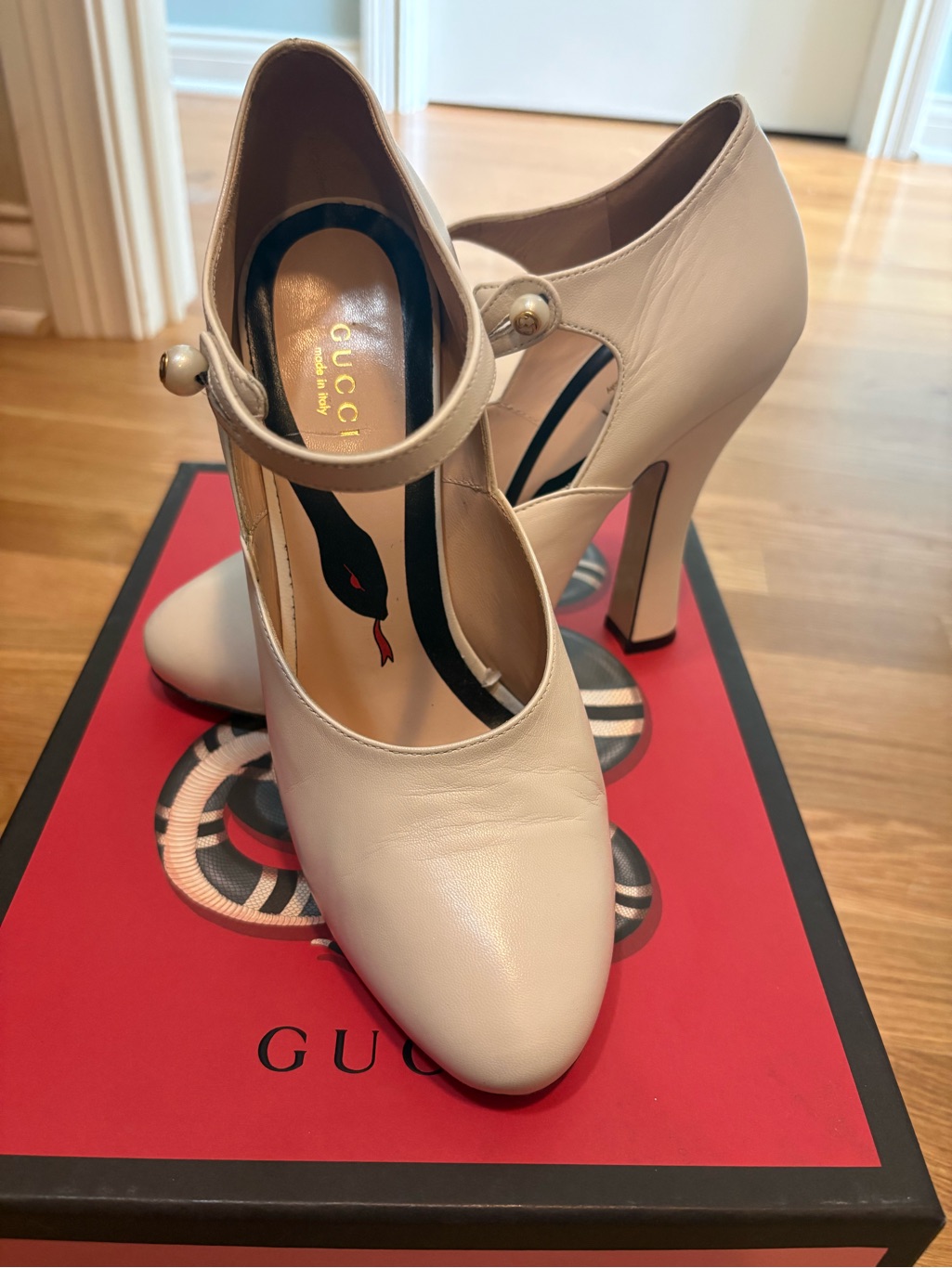 Gucci Malaga Kid Lesley Cream Leather Mary Jane Pumps With Pearl Strap Size 37